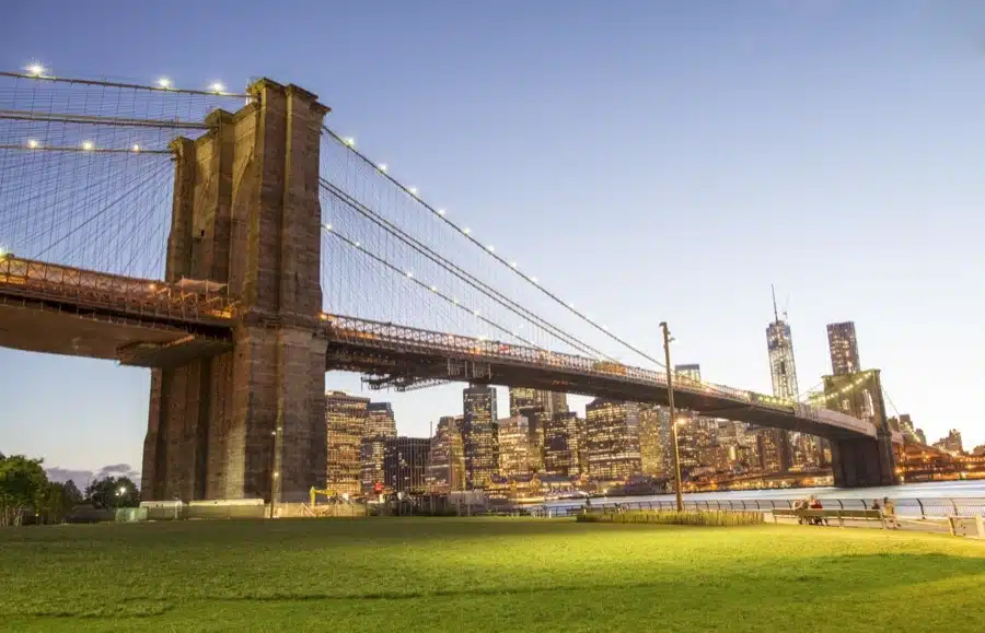 Desde Brooklyn Bridge Park puedes disfrutar de una hermosa vista del puente y Manhattan