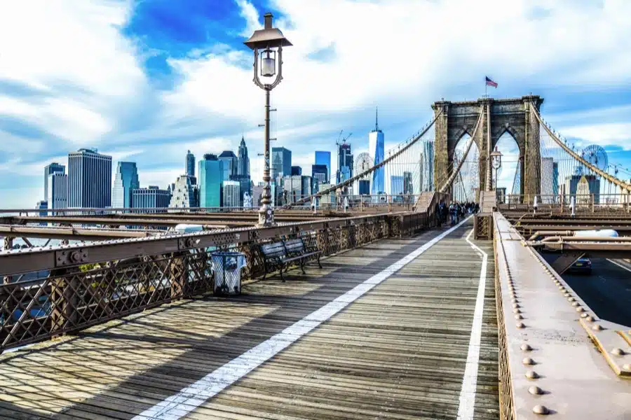 El Puente de Brooklyn es uno de los atractivos más famosos de Nueva York