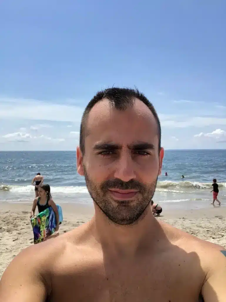 Carlo Galici en la playa de Coney Island