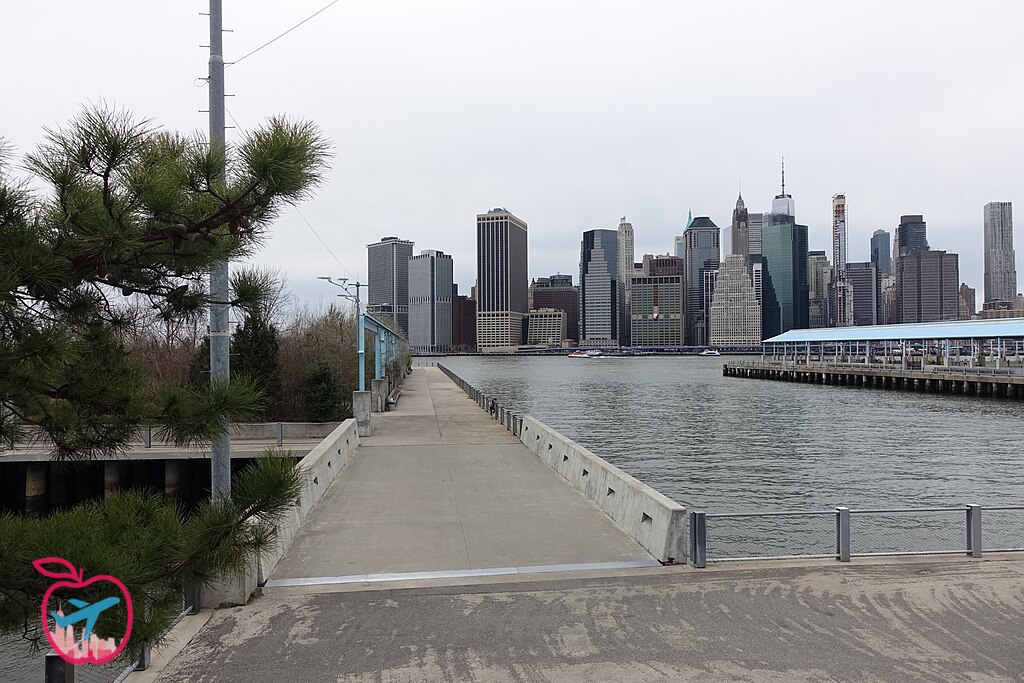 La terraza de granito en el muelle 3 en Brooklyn Bridge Park