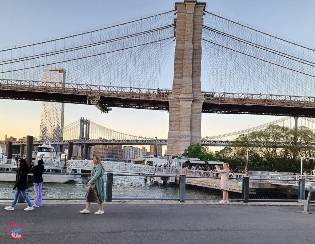 Vista de los puentes de Brooklyn y Manhattan desde el Brooklyn Bridge Park