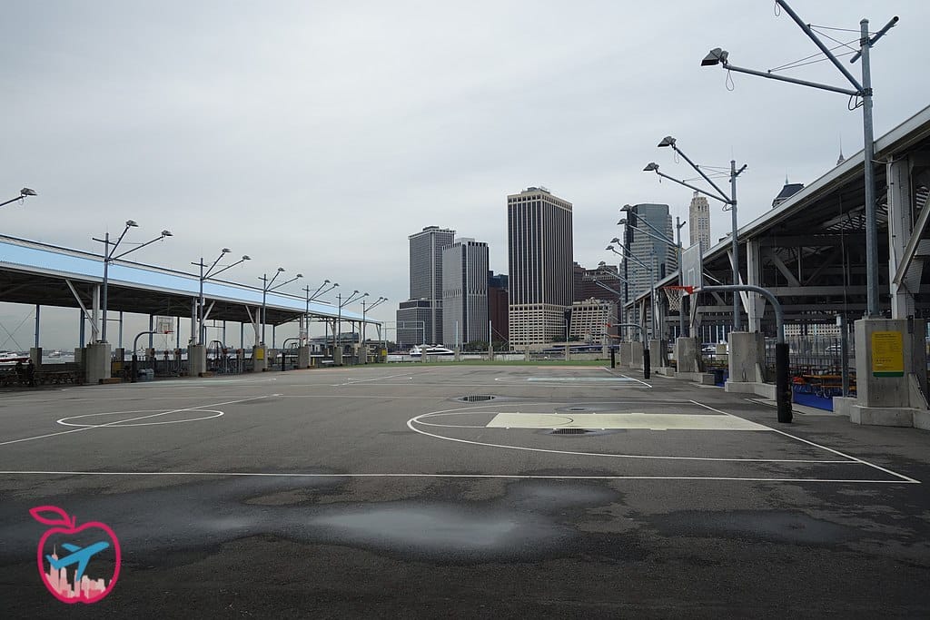 Cancha de baloncesto en el Muelle 2 en Brooklyn Bridge Park